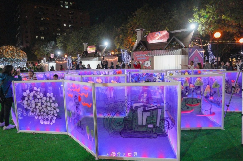 超級美的耶誕城～小朋友最愛的兒童小火車、變色迷宮、耶誕溜滑梯、卡納赫拉星星廊道、馬卡龍愛心塗鴉、五條光廊任你拍！