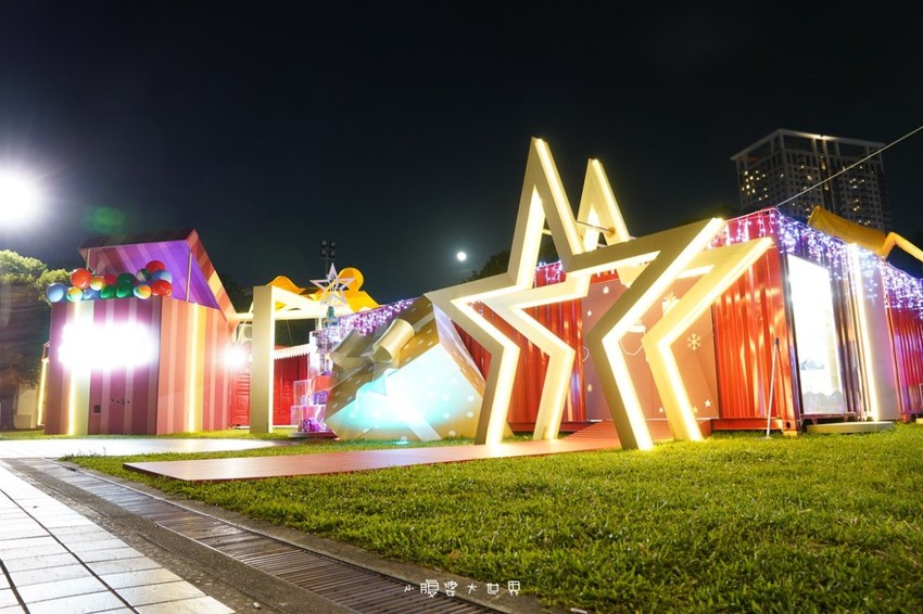 超級美的耶誕城～小朋友最愛的兒童小火車、變色迷宮、耶誕溜滑梯、卡納赫拉星星廊道、馬卡龍愛心塗鴉、五條光廊任你拍！