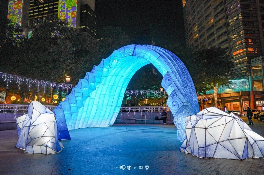 超級美的耶誕城～小朋友最愛的兒童小火車、變色迷宮、耶誕溜滑梯、卡納赫拉星星廊道、馬卡龍愛心塗鴉、五條光廊任你拍！