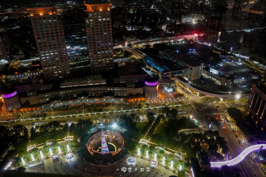 超級美的耶誕城～小朋友最愛的兒童小火車、變色迷宮、耶誕溜滑梯、卡納赫拉星星廊道、馬卡龍愛心塗鴉、五條光廊任你拍！