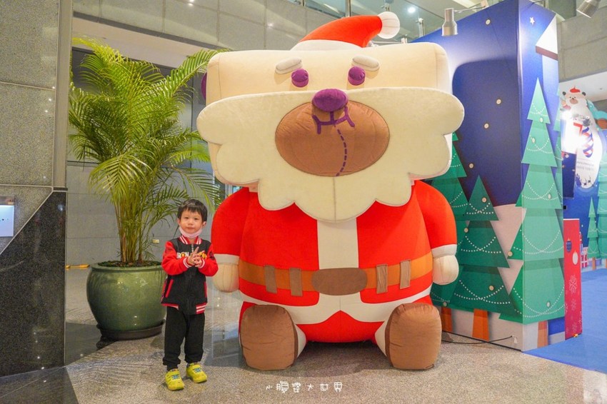 超級美的耶誕城～小朋友最愛的兒童小火車、變色迷宮、耶誕溜滑梯、卡納赫拉星星廊道、馬卡龍愛心塗鴉、五條光廊任你拍！