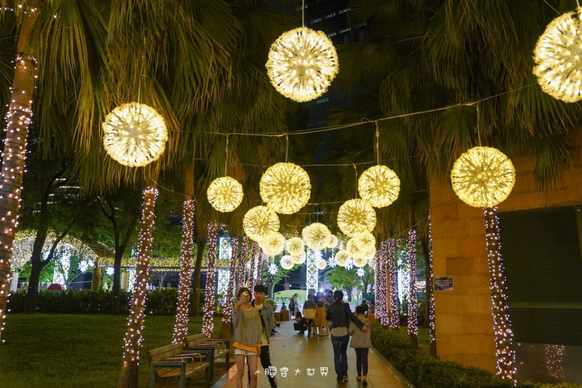 超級美的耶誕城～小朋友最愛的兒童小火車、變色迷宮、耶誕溜滑梯、卡納赫拉星星廊道、馬卡龍愛心塗鴉、五條光廊任你拍！