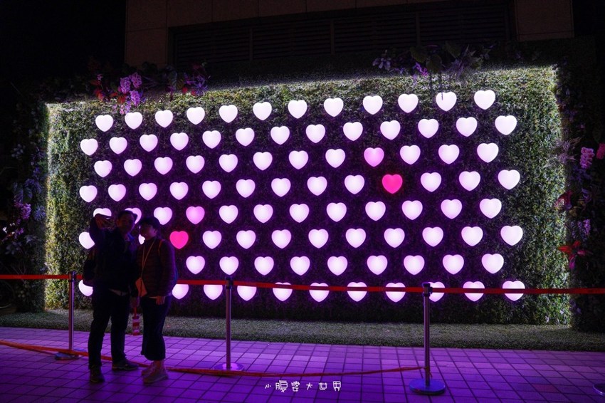 超級美的耶誕城～小朋友最愛的兒童小火車、變色迷宮、耶誕溜滑梯、卡納赫拉星星廊道、馬卡龍愛心塗鴉、五條光廊任你拍！