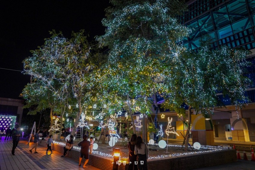 超級美的耶誕城～小朋友最愛的兒童小火車、變色迷宮、耶誕溜滑梯、卡納赫拉星星廊道、馬卡龍愛心塗鴉、五條光廊任你拍！