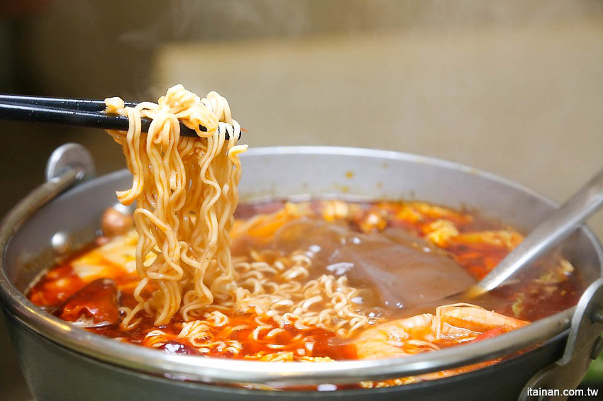 台南火鍋｜森鑶鍋物~南科聚餐新選擇!很超值的超彭湃火鍋!高CP值、單點共鍋、套餐個人鍋都可以! - 台南好Food遊