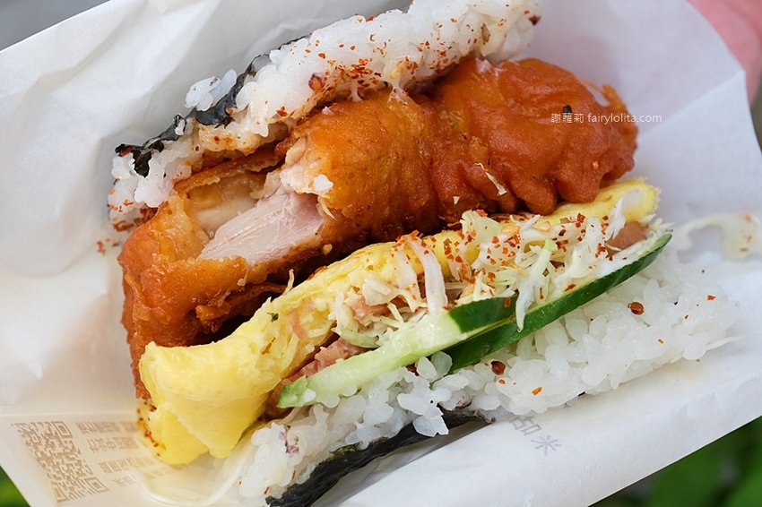 米咕家日式飯糰。日本沖繩爆紅日式飯糰登台,浮誇份量一口咬不下,大器食材疊成一座小山高! @蹦啾♥謝蘿莉 La vie heureuse