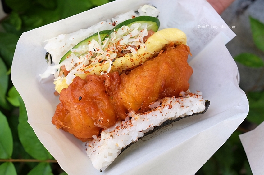 米咕家日式飯糰。日本沖繩爆紅日式飯糰登台,浮誇份量一口咬不下,大器食材疊成一座小山高! @蹦啾♥謝蘿莉 La vie heureuse