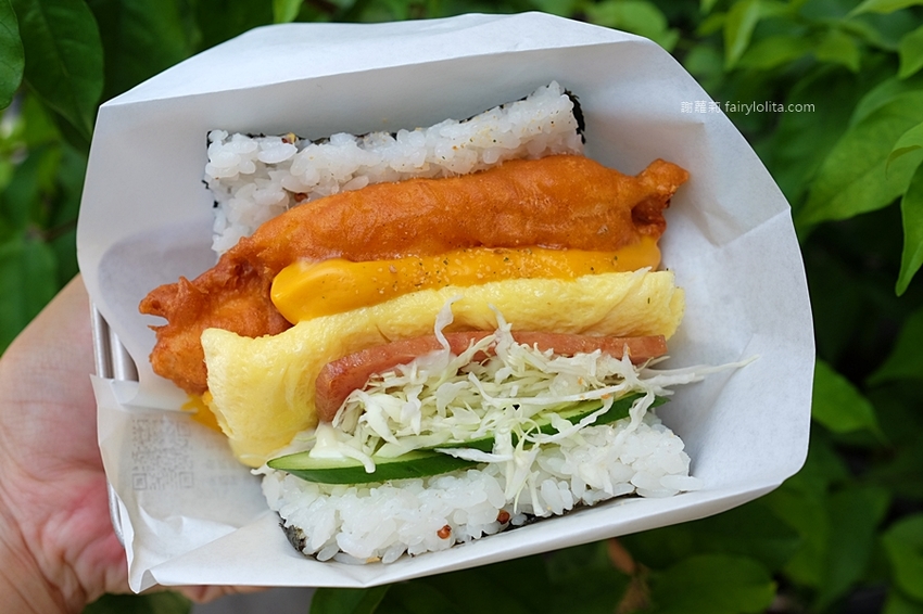 米咕家日式飯糰。日本沖繩爆紅日式飯糰登台,浮誇份量一口咬不下,大器食材疊成一座小山高! @蹦啾♥謝蘿莉 La vie heureuse