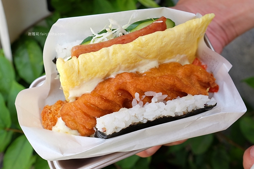 米咕家日式飯糰。日本沖繩爆紅日式飯糰登台,浮誇份量一口咬不下,大器食材疊成一座小山高! @蹦啾♥謝蘿莉 La vie heureuse