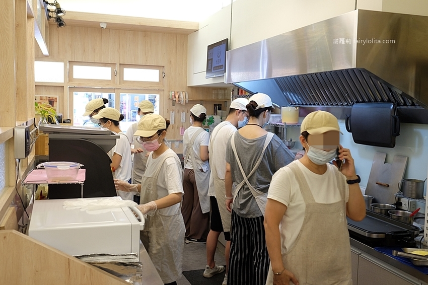 米咕家日式飯糰。日本沖繩爆紅日式飯糰登台,浮誇份量一口咬不下,大器食材疊成一座小山高! @蹦啾♥謝蘿莉 La vie heureuse