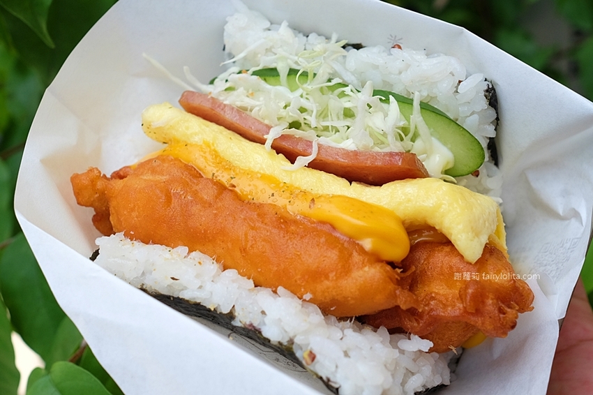 米咕家日式飯糰。日本沖繩爆紅日式飯糰登台,浮誇份量一口咬不下,大器食材疊成一座小山高! @蹦啾♥謝蘿莉 La vie heureuse