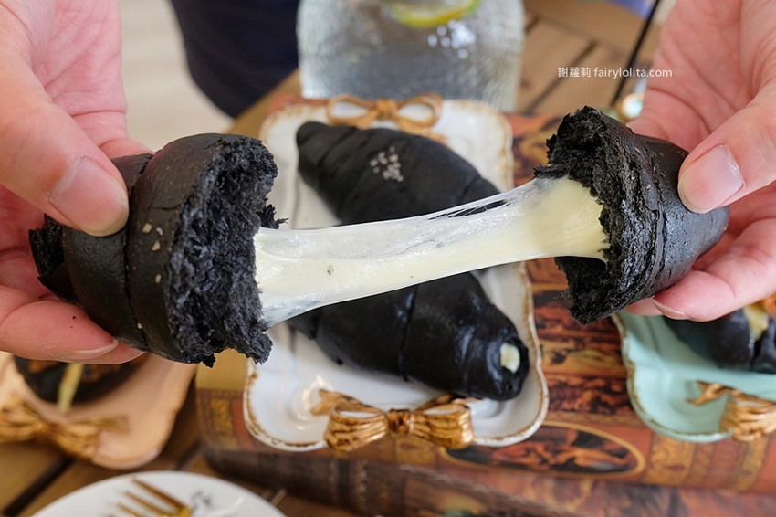 米咕家日式飯糰。日本沖繩爆紅日式飯糰登台,浮誇份量一口咬不下,大器食材疊成一座小山高! @蹦啾♥謝蘿莉 La vie heureuse