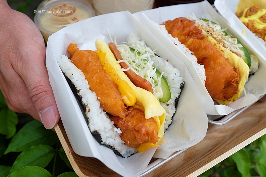米咕家日式飯糰。日本沖繩爆紅日式飯糰登台,浮誇份量一口咬不下,大器食材疊成一座小山高! @蹦啾♥謝蘿莉 La vie heureuse