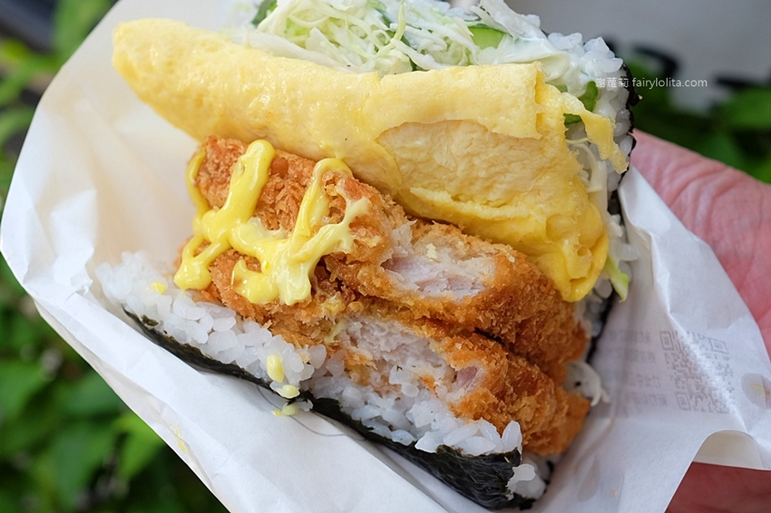 米咕家日式飯糰。日本沖繩爆紅日式飯糰登台,浮誇份量一口咬不下,大器食材疊成一座小山高! @蹦啾♥謝蘿莉 La vie heureuse