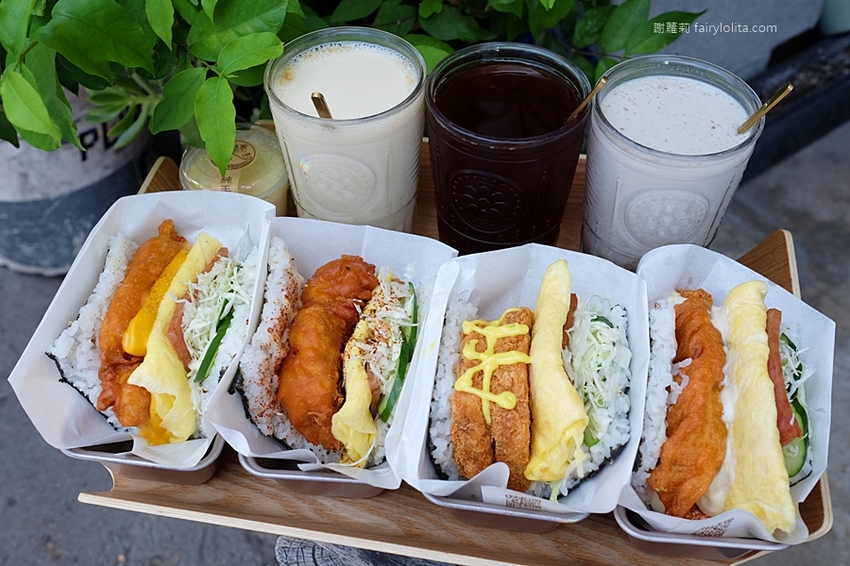 米咕家日式飯糰。日本沖繩爆紅日式飯糰登台,浮誇份量一口咬不下,大器食材疊成一座小山高! @蹦啾♥謝蘿莉 La vie heureuse