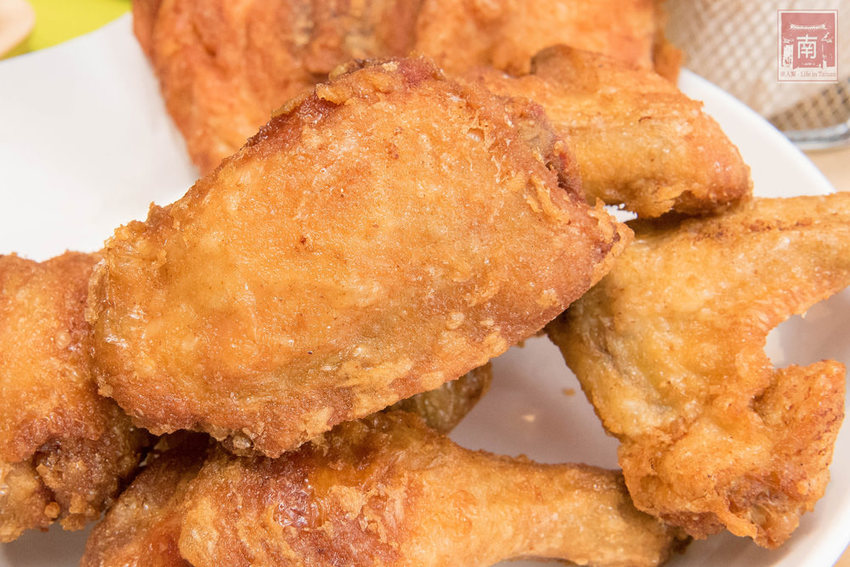【台南美食】台南人氣美食串炸｜台南本土新鮮溫體雞肉｜來自日本京都神秘炸粉｜涼了都好吃~~京都輔炸雞 - 南人幫