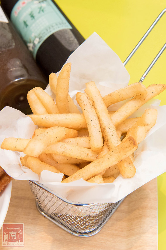 【台南美食】台南人氣美食串炸｜台南本土新鮮溫體雞肉｜來自日本京都神秘炸粉｜涼了都好吃~~京都輔炸雞 - 南人幫