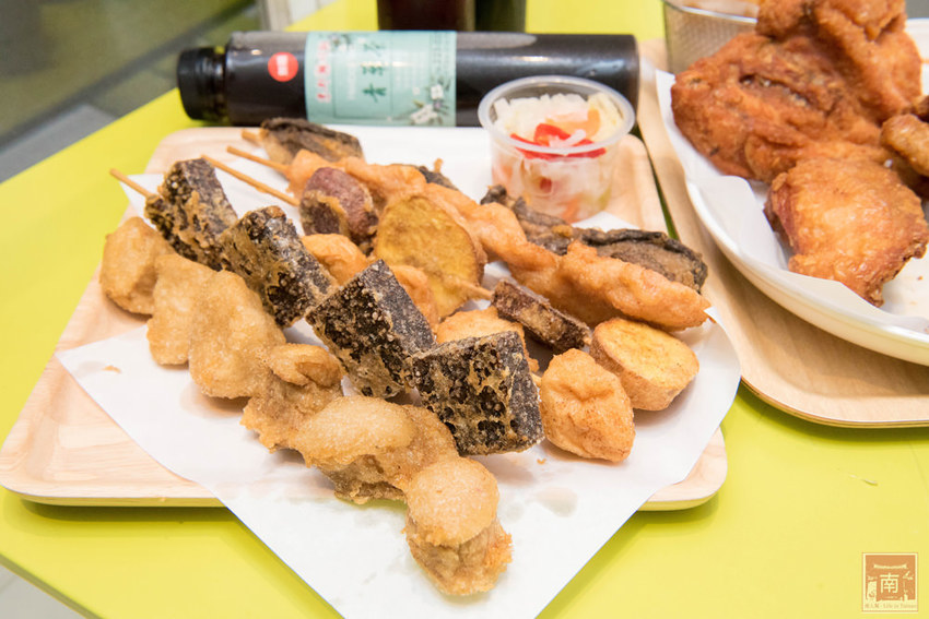 【台南美食】台南人氣美食串炸｜台南本土新鮮溫體雞肉｜來自日本京都神秘炸粉｜涼了都好吃~~京都輔炸雞 - 南人幫