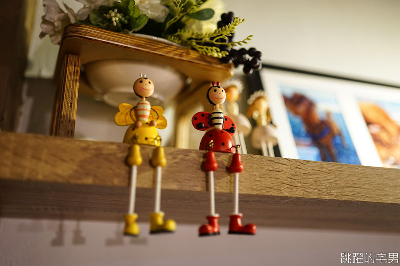 [花蓮美食]二食六廚房-戰斧豬排滿滿的肉 份量足好下飯!!  蟹黃煲鮮味飽滿 黑蒜頭雞湯更是冬季必點菜色 我很喜歡 飲料無限取用 花蓮簡餐