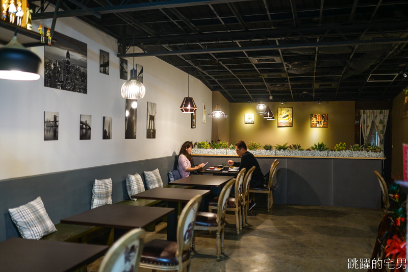 [花蓮美食]二食六廚房-戰斧豬排滿滿的肉 份量足好下飯!!  蟹黃煲鮮味飽滿 黑蒜頭雞湯更是冬季必點菜色 我很喜歡 飲料無限取用 花蓮簡餐