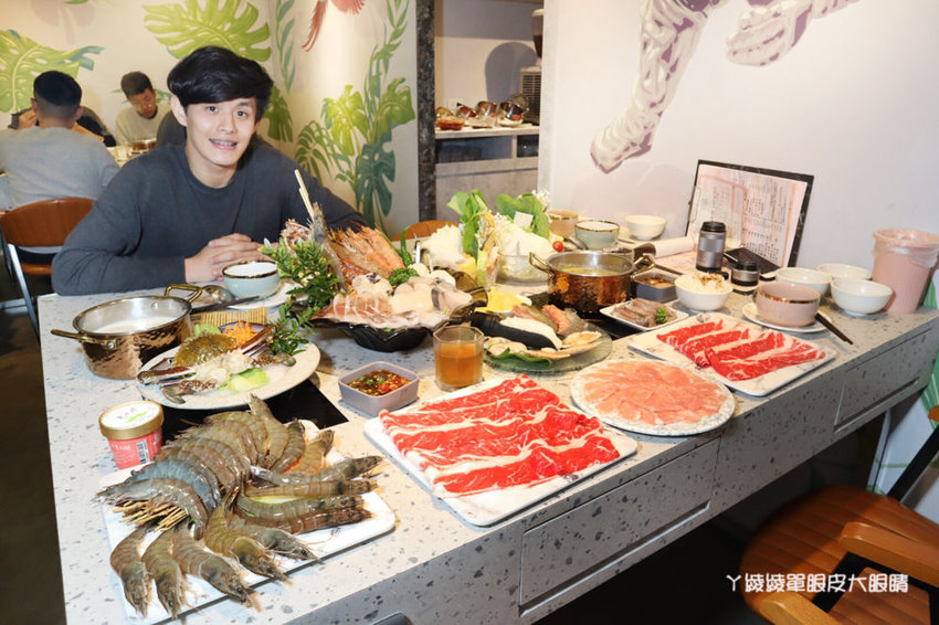 新竹巨城附近平價火鍋推薦鍋工館！單人鍋最便宜只要280元！湯頭免費試喝、貝殼一把抓
