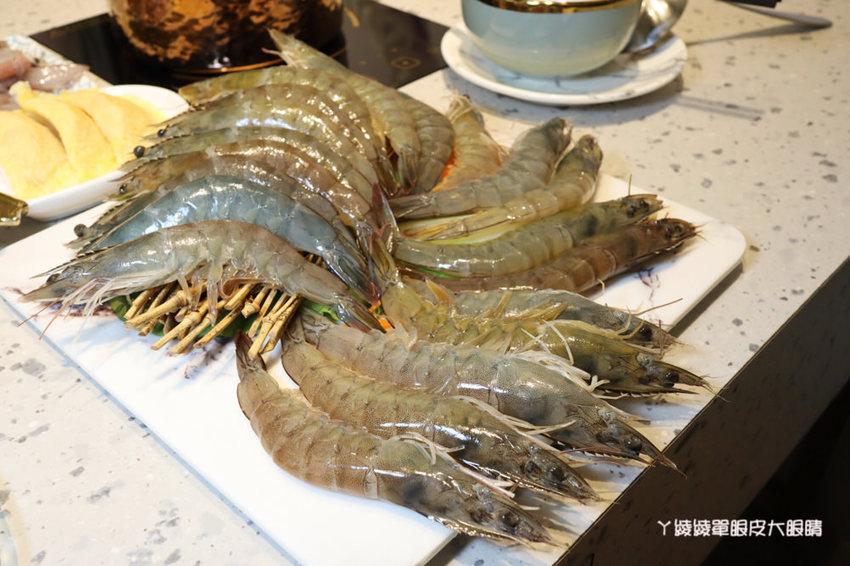 新竹巨城附近平價火鍋推薦鍋工館！單人鍋最便宜只要280元！湯頭免費試喝、貝殼一把抓