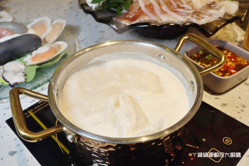 新竹巨城附近平價火鍋推薦鍋工館！單人鍋最便宜只要280元！湯頭免費試喝、貝殼一把抓
