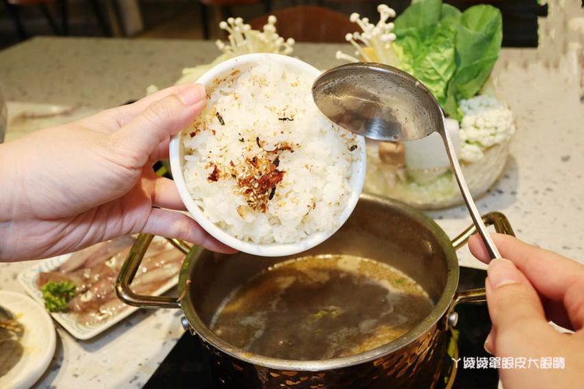 新竹巨城附近平價火鍋推薦鍋工館！單人鍋最便宜只要280元！湯頭免費試喝、貝殼一把抓