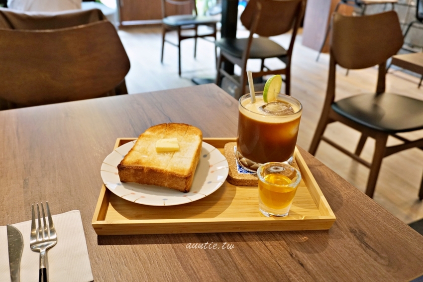 【台中】小煮咖啡 巷弄間小清新咖啡廳 植栽花園 不限時 寵物友善咖啡廳 - 水晶安蹄 不務正業過生活