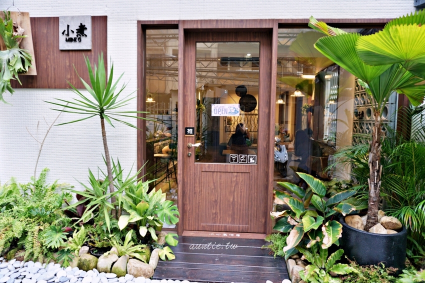 【台中】小煮咖啡 巷弄間小清新咖啡廳 植栽花園 不限時 寵物友善咖啡廳 - 水晶安蹄 不務正業過生活