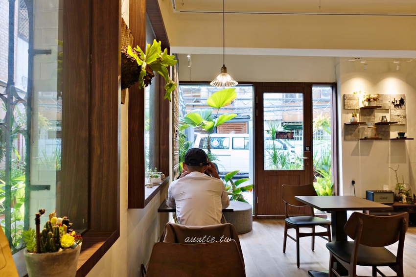 【台中】小煮咖啡 巷弄間小清新咖啡廳 植栽花園 不限時 寵物友善咖啡廳 - 水晶安蹄 不務正業過生活