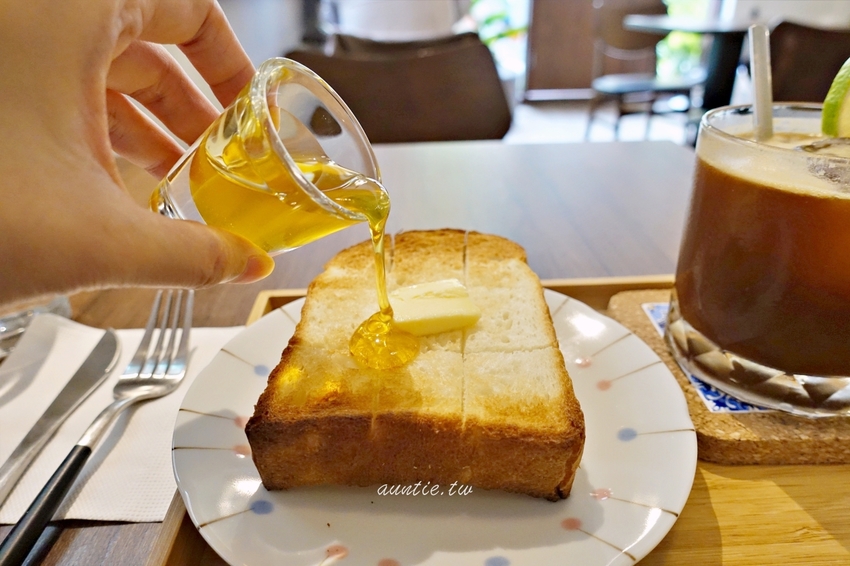 【台中】小煮咖啡 巷弄間小清新咖啡廳 植栽花園 不限時 寵物友善咖啡廳 - 水晶安蹄 不務正業過生活