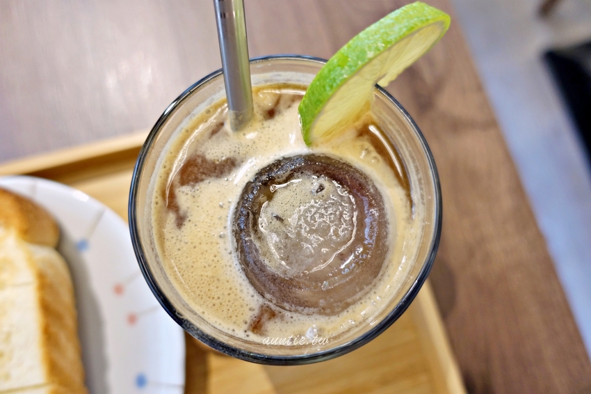 【台中】小煮咖啡 巷弄間小清新咖啡廳 植栽花園 不限時 寵物友善咖啡廳 - 水晶安蹄 不務正業過生活