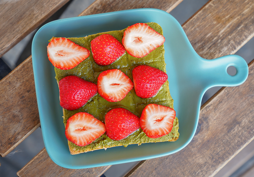 [高雄早餐推薦]原味輕食早餐-最強草莓季輕食!繽紛甜蜜雙色草莓三明治~ @美食好芃友