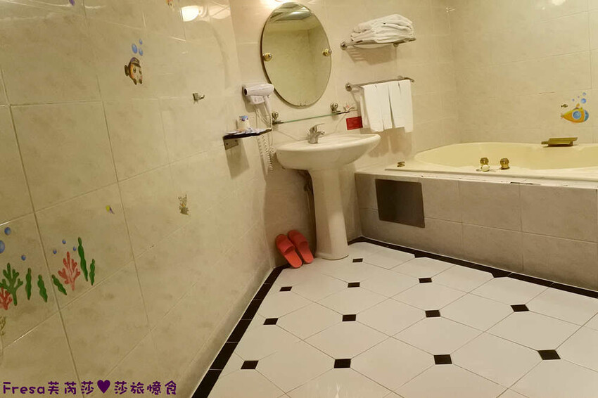 新北飯店【金色年代旅店】府中捷運站板橋後站商圈.高樓層遠眺市景.寬敞房型附早餐│府中商圈│板橋飯店 - Fresa芙芮莎♥莎旅憶食