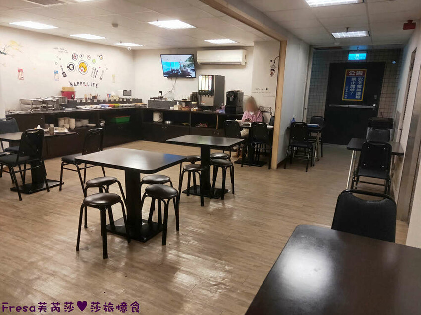 新北飯店【金色年代旅店】府中捷運站板橋後站商圈.高樓層遠眺市景.寬敞房型附早餐│府中商圈│板橋飯店 - Fresa芙芮莎♥莎旅憶食