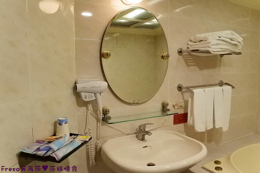 新北飯店【金色年代旅店】府中捷運站板橋後站商圈.高樓層遠眺市景.寬敞房型附早餐│府中商圈│板橋飯店 - Fresa芙芮莎♥莎旅憶食