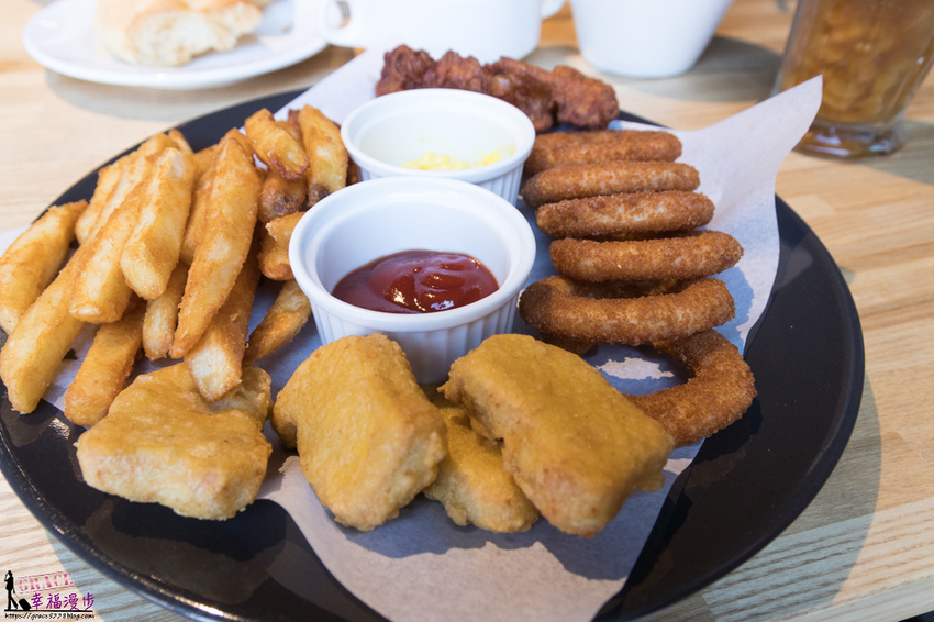 諾諾索 Non Lo So義式料理(向心店)|南屯區台中 --工業風格的用餐空間,餐點內容豐富且份量超大,海上全餐披薩有著滿滿的鮮味