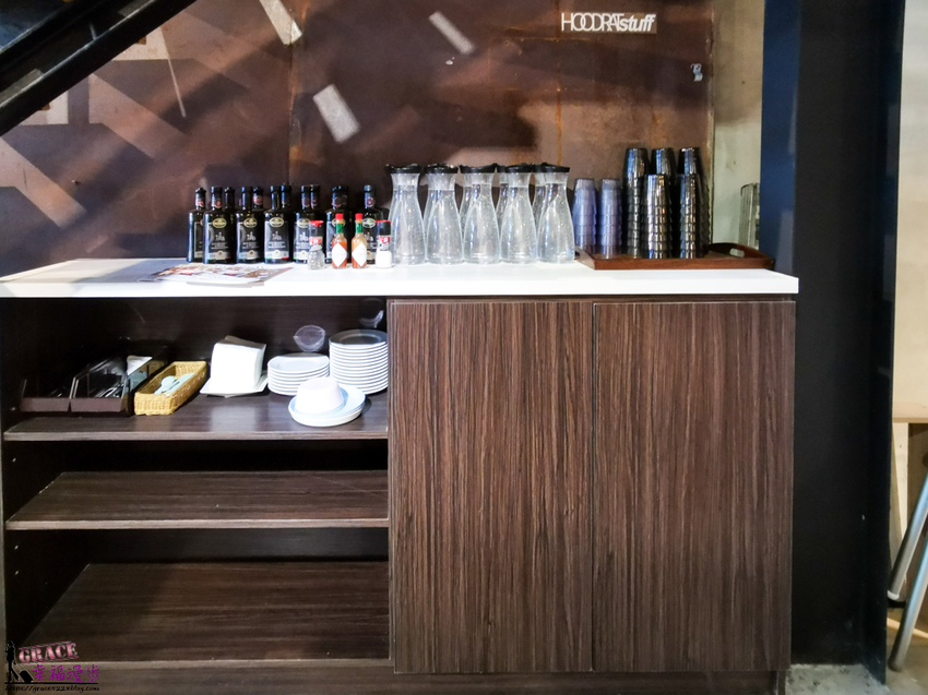 諾諾索 Non Lo So義式料理(向心店)|南屯區台中 --工業風格的用餐空間,餐點內容豐富且份量超大,海上全餐披薩有著滿滿的鮮味