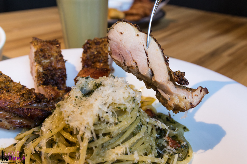 諾諾索 Non Lo So義式料理(向心店)|南屯區台中 --工業風格的用餐空間,餐點內容豐富且份量超大,海上全餐披薩有著滿滿的鮮味