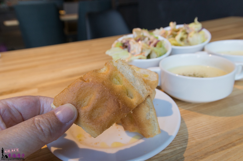 諾諾索 Non Lo So義式料理(向心店)|南屯區台中 --工業風格的用餐空間,餐點內容豐富且份量超大,海上全餐披薩有著滿滿的鮮味