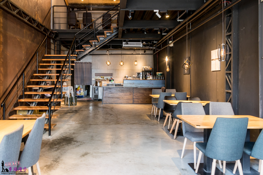 諾諾索 Non Lo So義式料理(向心店)|南屯區台中 --工業風格的用餐空間,餐點內容豐富且份量超大,海上全餐披薩有著滿滿的鮮味