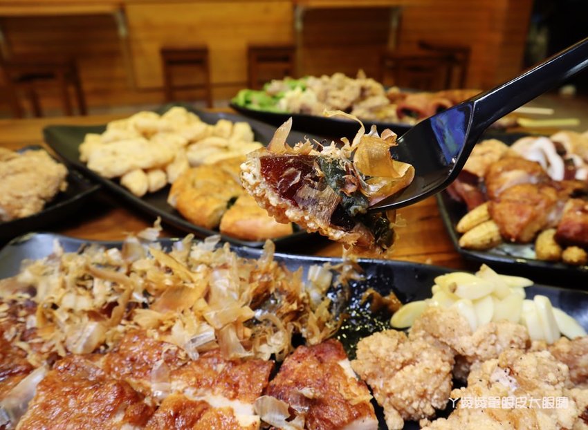 竹北鹽酥雞推薦阿力香雞排竹北文興店！整隻龍蝦包進雞排，居酒屋內用座位還有啤酒機冰淇淋機