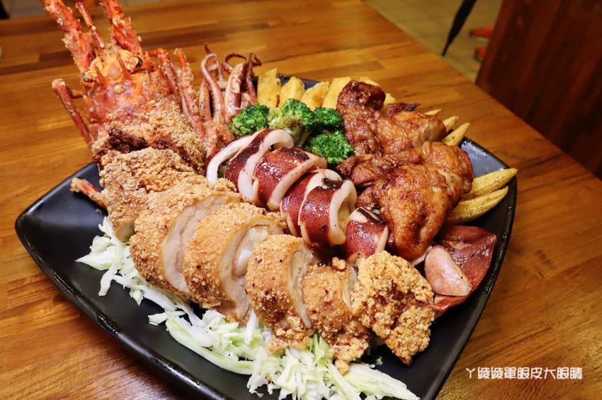 竹北鹽酥雞推薦阿力香雞排竹北文興店！整隻龍蝦包進雞排，居酒屋內用座位還有啤酒機冰淇淋機