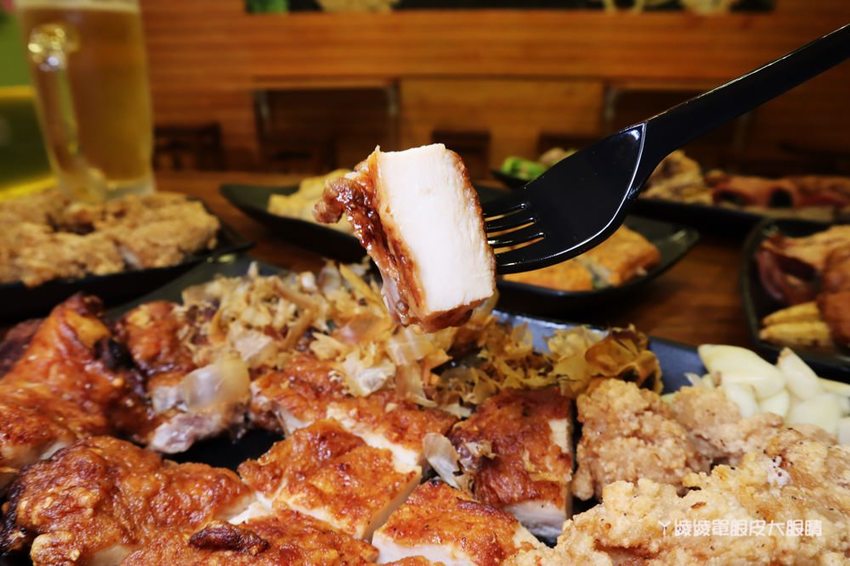 竹北鹽酥雞推薦阿力香雞排竹北文興店！整隻龍蝦包進雞排，居酒屋內用座位還有啤酒機冰淇淋機