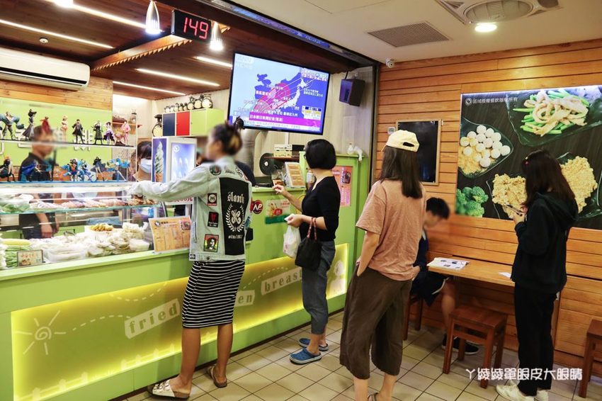 竹北鹽酥雞推薦阿力香雞排竹北文興店！整隻龍蝦包進雞排，居酒屋內用座位還有啤酒機冰淇淋機