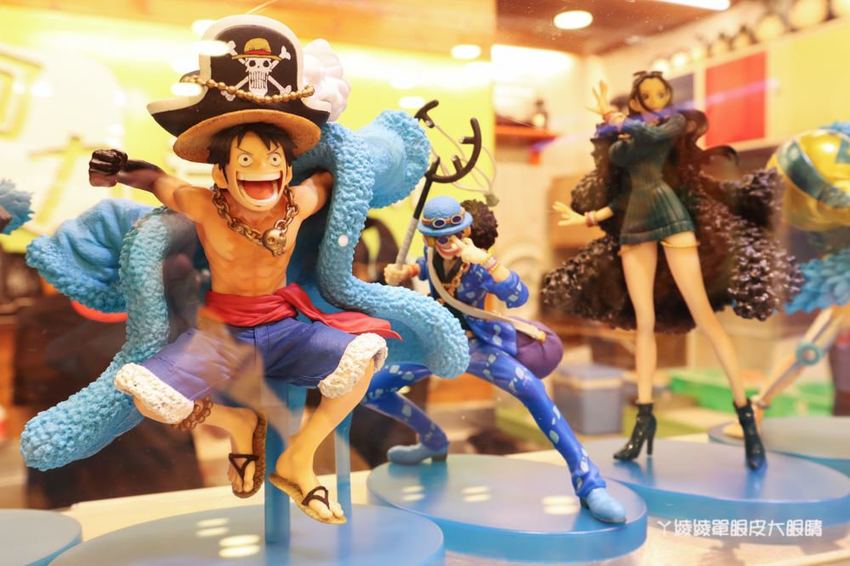 竹北鹽酥雞推薦阿力香雞排竹北文興店！整隻龍蝦包進雞排，居酒屋內用座位還有啤酒機冰淇淋機