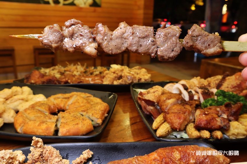 竹北鹽酥雞推薦阿力香雞排竹北文興店！整隻龍蝦包進雞排，居酒屋內用座位還有啤酒機冰淇淋機