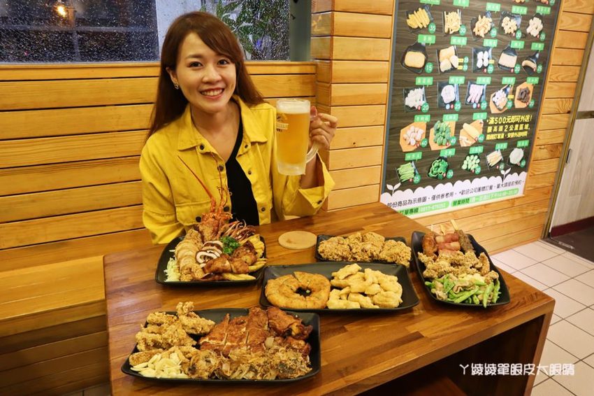 竹北鹽酥雞推薦阿力香雞排竹北文興店！整隻龍蝦包進雞排，居酒屋內用座位還有啤酒機冰淇淋機