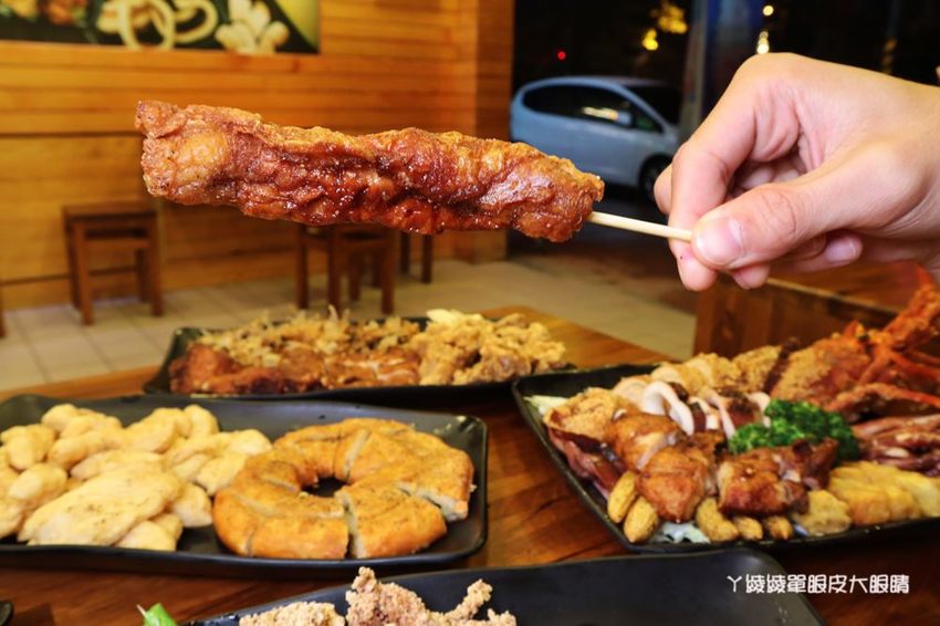 竹北鹽酥雞推薦阿力香雞排竹北文興店！整隻龍蝦包進雞排，居酒屋內用座位還有啤酒機冰淇淋機